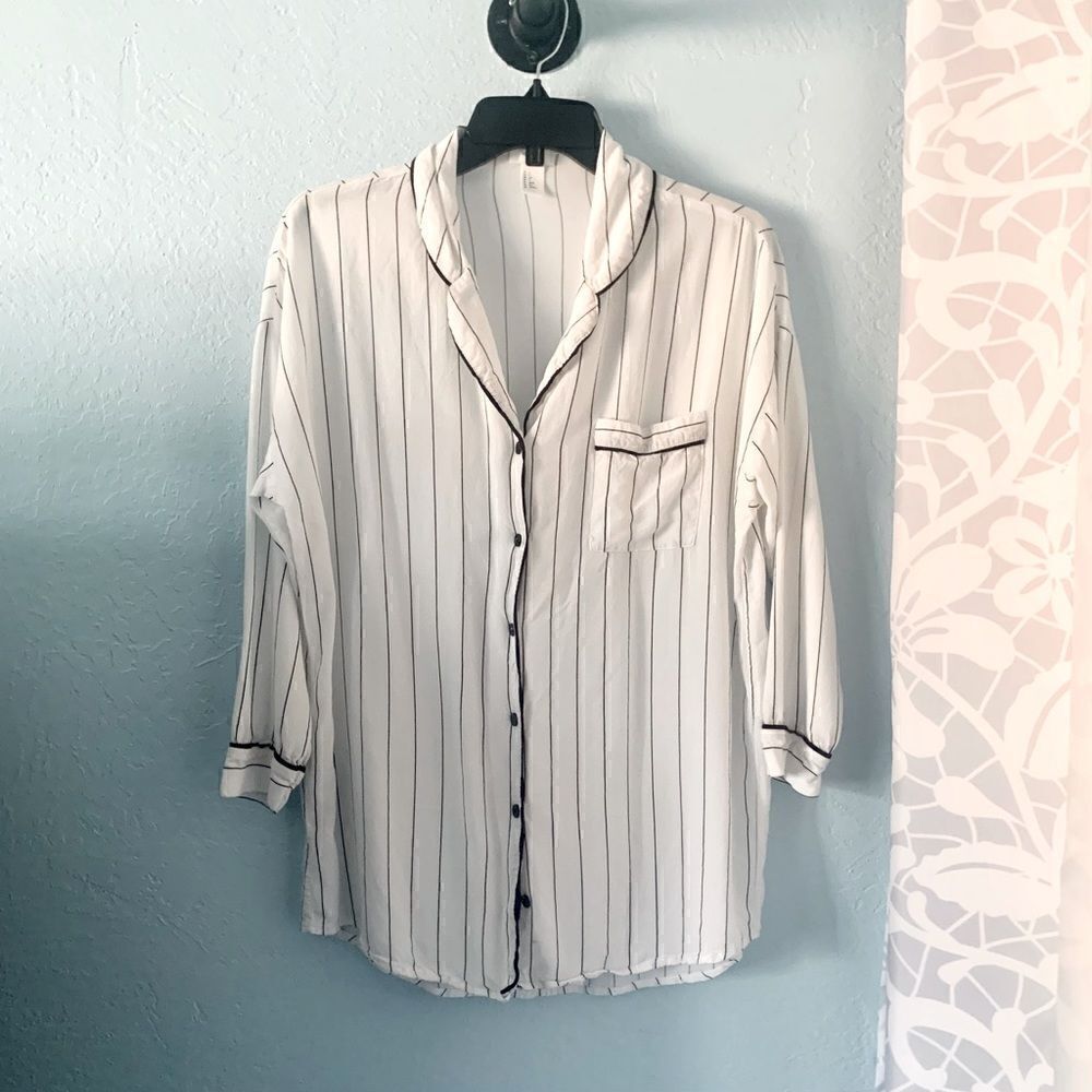 Forever 21 Black & White Pinstripe Button Down Shirt Size Small